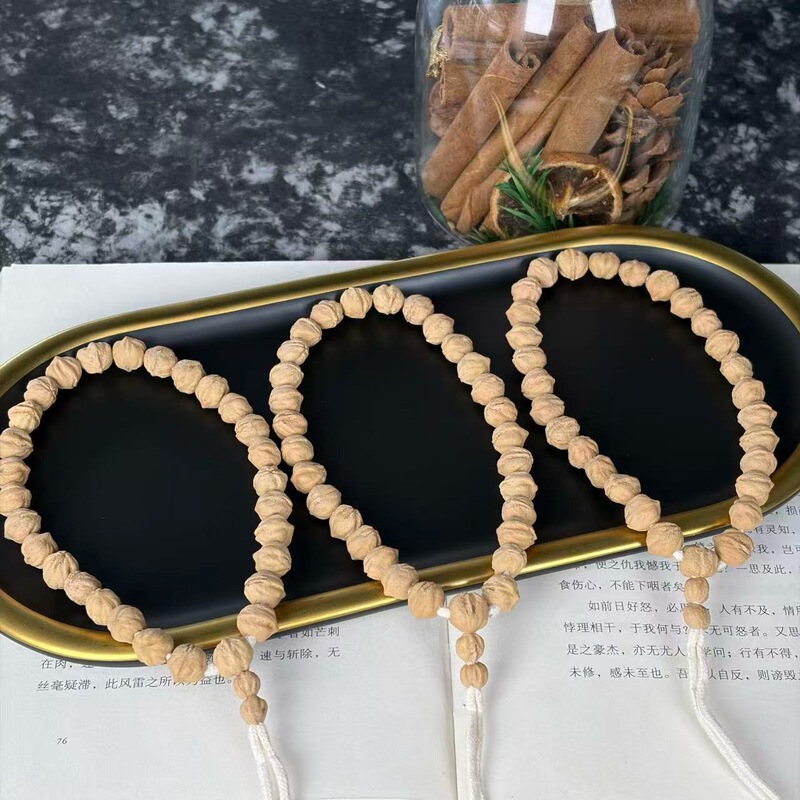 Natural Raw Pufferfish Mini-Buns with Passion Fruit Seeds for Handheld Enjoyment