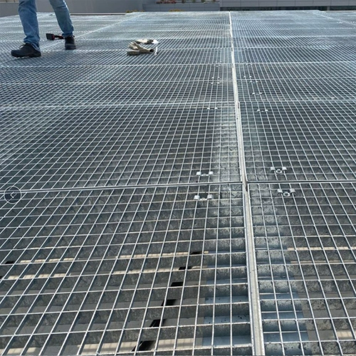 Глушба с оцинкованной стальной решеткой. Горячая оцинкованная решетка из нержавеющей стали из нержавеющей стали.