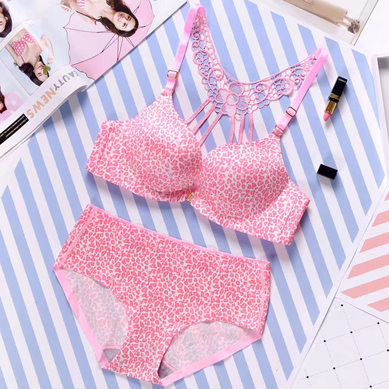 Người đẹp hoang dã gợi cảm trở lại áo ngực thiết lập quần áo hộp đêm tập hợp trước khi khóa đồ lót dày không vành áo ngực quần chip dễ thương