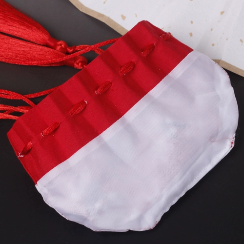 Фестиваль фестиваля лодок Дракона Древняя вкусовая сумка Загружена листья