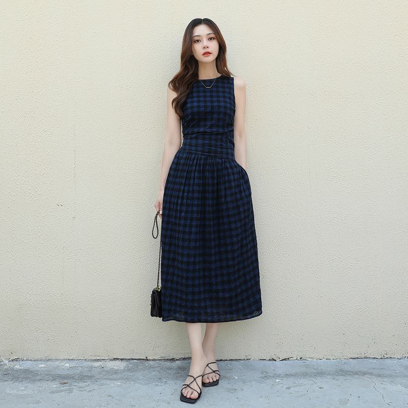 French-Style Blue Plaid Sleeveless Vacation Dress for Women, 2026 Summer New Model, Waist-Cinching, Slimming, Elegant, Over-The-Knee Long Dress