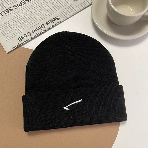 Демисезонная летняя вязаная шапка