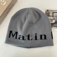 Серая буква шляпа