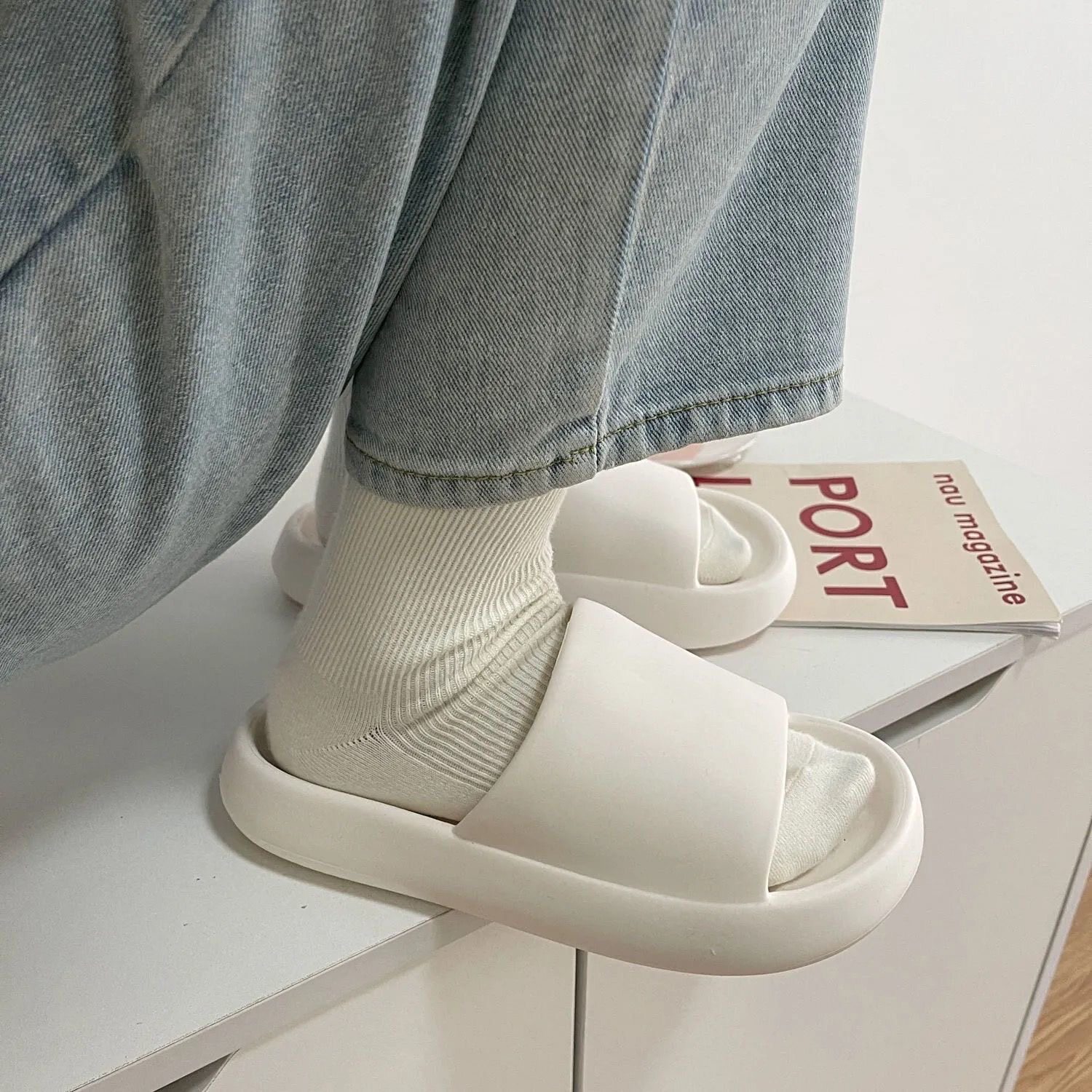 Net red slippers female summer fashion go out to wear feces thick bottom net red ins tide graffiti male non-slip couple home