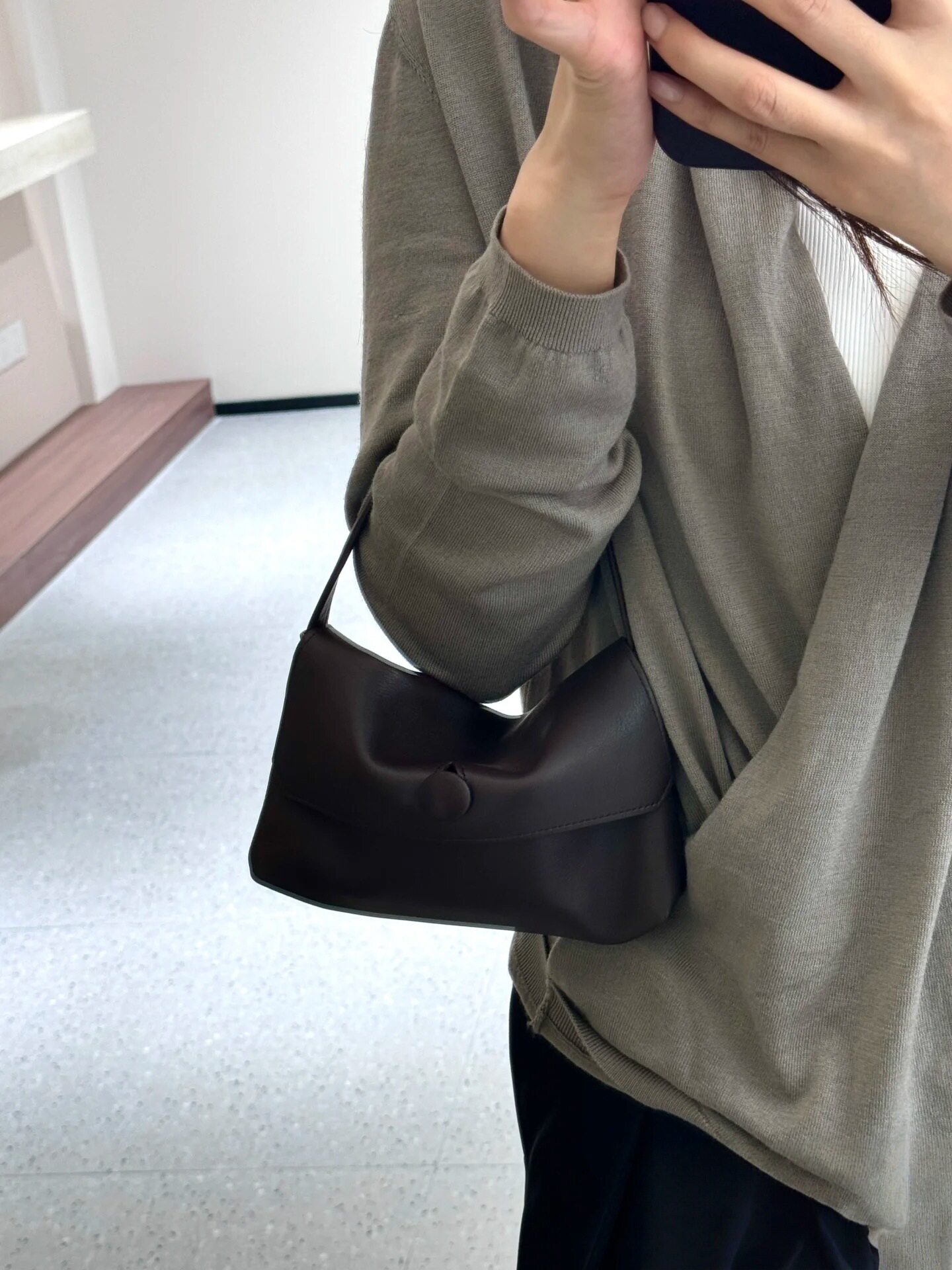 Клатч the*row新款sally高质感胎牛皮手提女包极简纽扣手机口红包手拎包