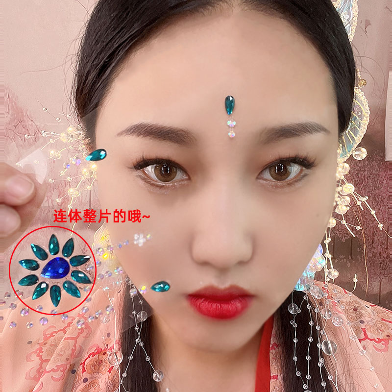 W*NW红蓝绿黑白幻想家：解锁欧美开架彩妆品牌的无限创意