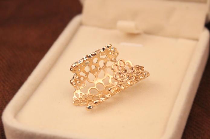 Châu Âu và Hoa Kỳ phóng đại mẫu nhẫn rỗng phiên bản Hàn Quốc của khí chất ren hoa hồng vòng hoa trang sức bán buôn nhẫn cặp pnj