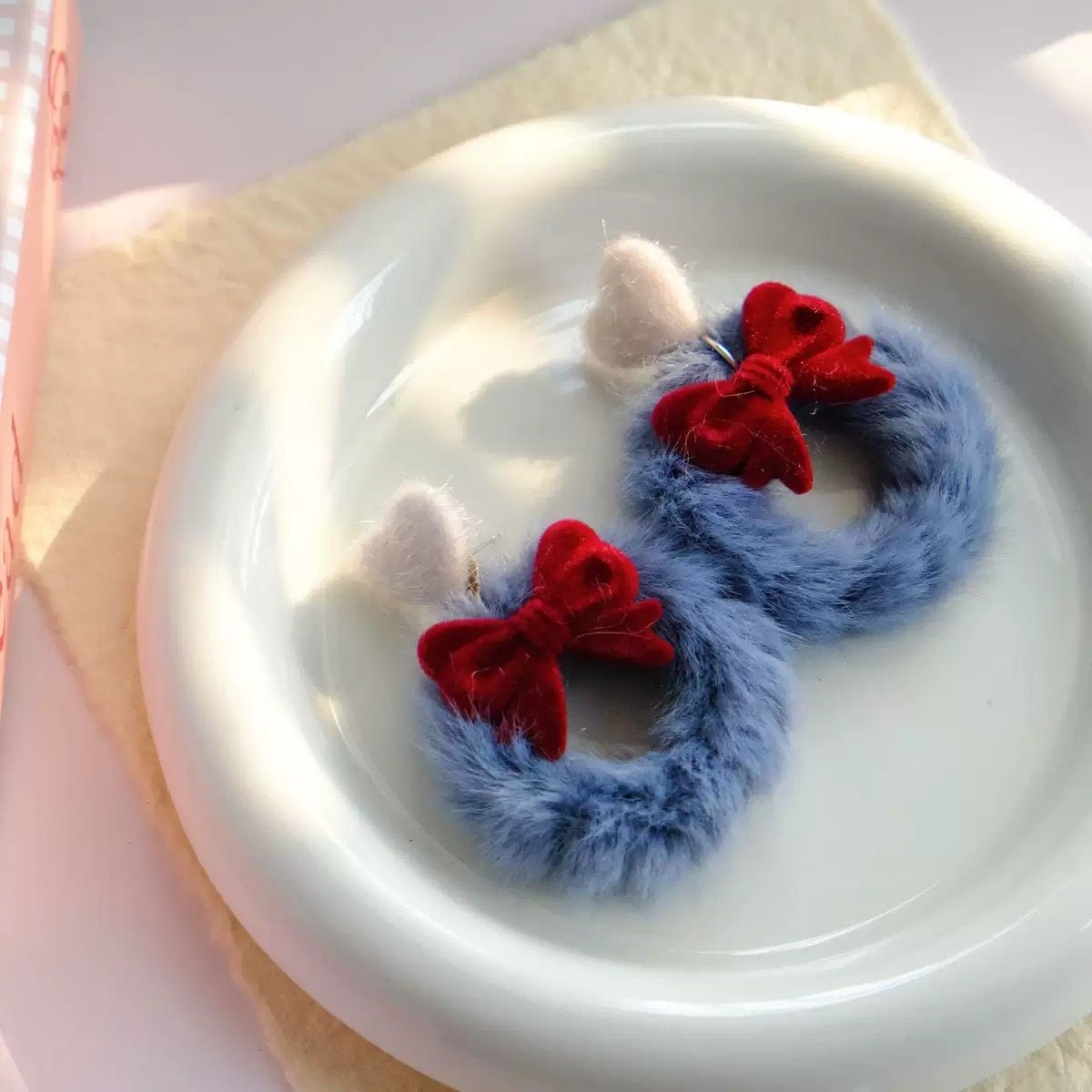 食颜派 复古红蓝撞色毛绒耳饰 1对装【甜妹氛围感直接拉满】