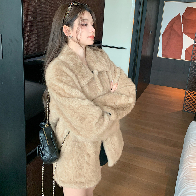 Van Patten'Almond Latte' Eco-Friendly Shearling Coat for Women, Winter Fur Coat with Turn-Down Collar