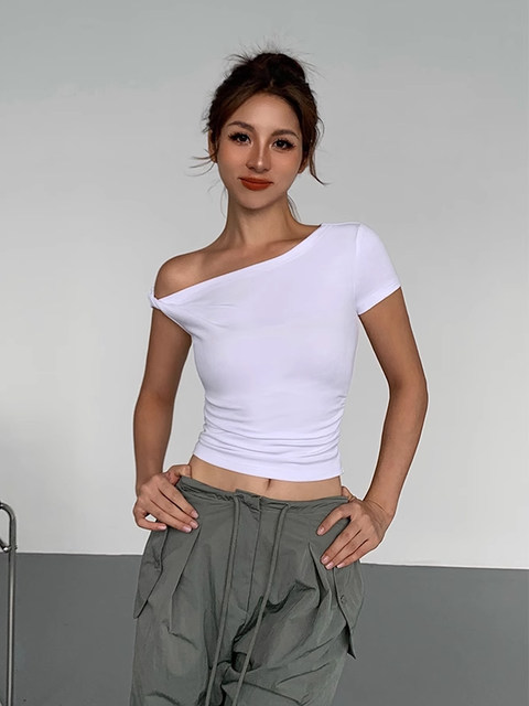 Trendy and Unique Off-Shoulder Tight-Fitting Top for Women in Summer, Super Popular, Age-Reducing, Chic, Slimming, Twisted Asymmetrical Shoulder T-Shirt