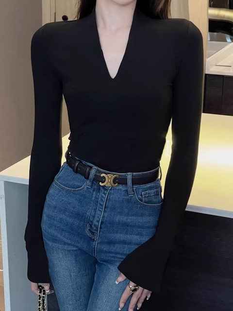Super Popular Bell-Sleeve V-Neck Slim-Fit Base Shirt for Women, Autumn and Winter Design, Niche Style, Slimming, Regular Shoulder, Age-Reducing Long-Sleeve Top