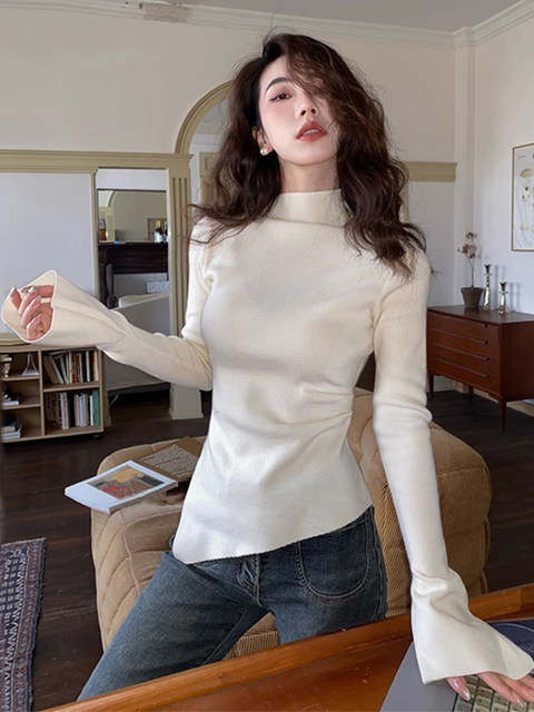 White Half-High Collar Knitted Base Shirt for Women, Suitable for Spring, Autumn, and Winter, Super Stylish with Irregular Hem, Slit, and Ruched Design