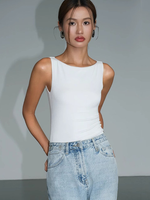 One-Line Neckline Tank Top for Women, Summer Outerwear, 2025 New Style, Sexy and Slim-Fitting, Retro Design, Sleeveless French-Style Top