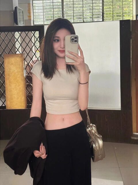 Sexy Off-Shoulder Short-Sleeve Tight-Fitting T-Shirt for Women, New Summer Slim-Fit Design, Niche Hot Girl Short Top