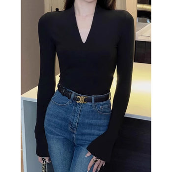 Super Popular Bell-Sleeve V-Neck Slim-Fit Base Shirt for Women, Autumn and Winter Design, Niche Style, Slimming, Regular Shoulder, Age-Reducing Long-Sleeve Top