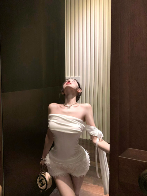 One-Shoulder Tube Top with Straps, Women's Early Autumn New Design, Sexy and Sweet, Slim-Fitting, Pure Desire Style, Off-Shoulder Top