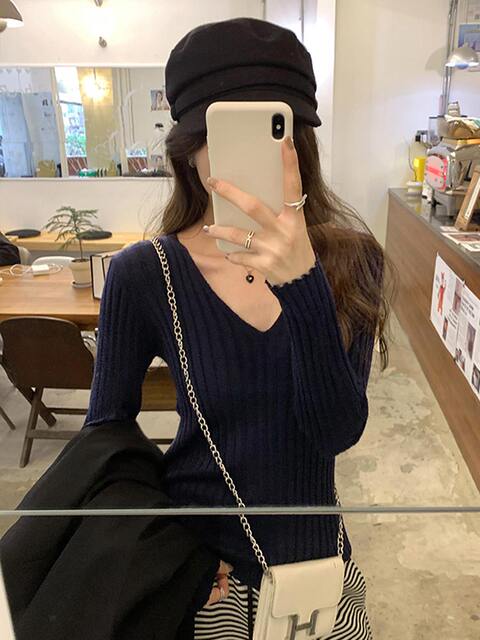 V-Neck American Style Spicy Girl Ribbed Knit Base Shirt for Women, Super Stylish and High-End Korean Style Tight-Fitting Inner Top for Autumn and Winter