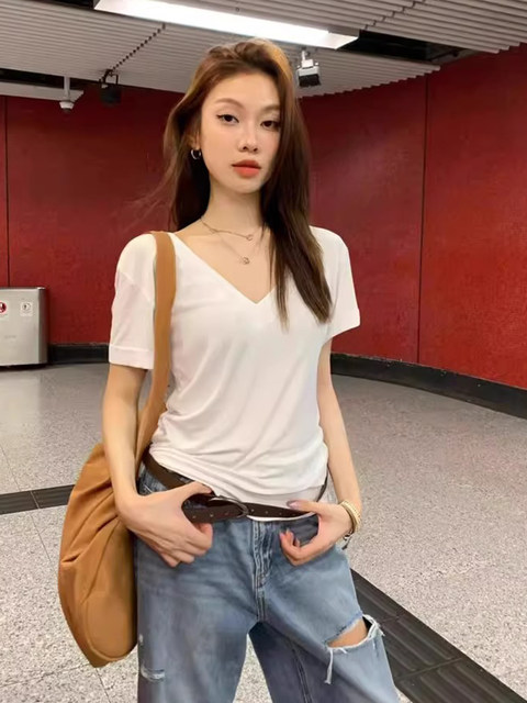 Lazy and Relaxed Gray V-Neck Short-Sleeved T-Shirt for Women Summer 2025 New Normcore Style Casual Simple Slimming Look Top