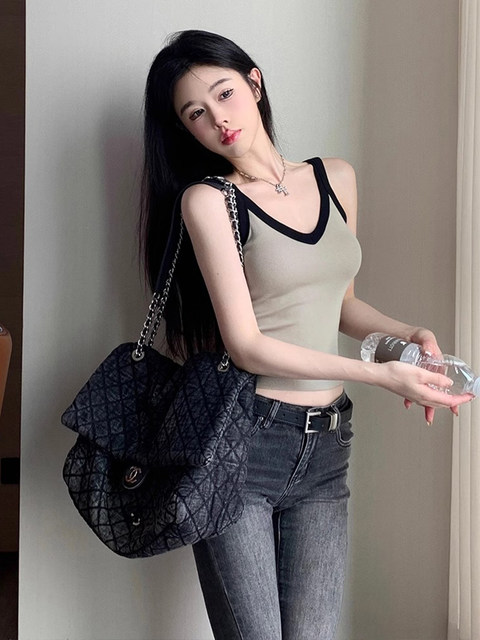 American-Style Tight-Fitting V-Neck Camisole for Women, Summer Design with Contrasting Colors, Niche Hot Girl Sleeveless Slimming Knitted Top