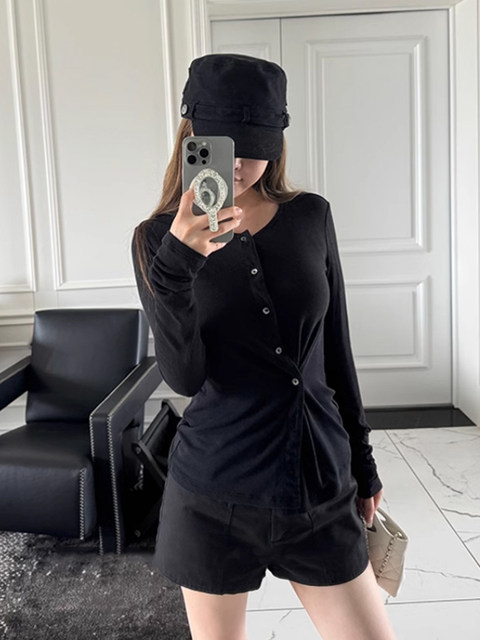 Chic Design with Diagonal Buttons, Long-Sleeved T-Shirt for Women, Autumn and Winter, High-End Fashion, Versatile, Stylish, Figure-Flattering, Slimming Top