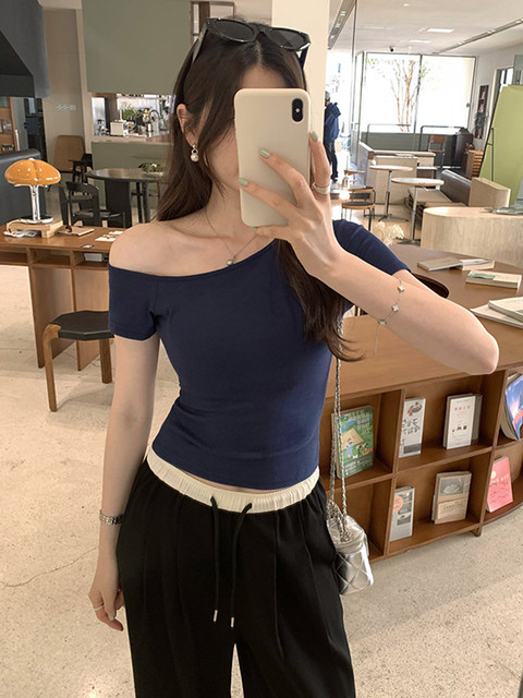 Hot Girl's Off-Shoulder Padded Short-Sleeve T-Shirt for Women, Summer Pure and Alluring Style, Tight-Fitting Short Top with Stunning Design and Exposed Shoulders