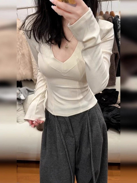 Super Stylish Slim-Fit Base Layer Top for Women, Autumn and Winter, High-End Feel, Tight-Fitting, Very Flattering, Slimming V-Neck Knit Top