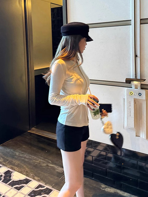 Chic Design with Diagonal Buttons, Long-Sleeved T-Shirt for Women, Autumn and Winter, High-End Fashion, Versatile, Stylish, Figure-Flattering, Slimming Top