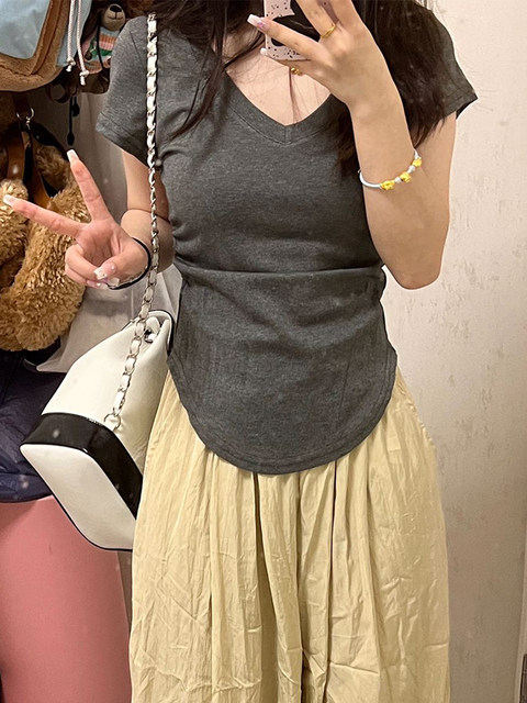 Design-Focused, Unique V-Neck T-Shirt for Women, Summer Irregular Korean-Style Chic, Distinctive Short Top, Hot Girl Short-Sleeve Top