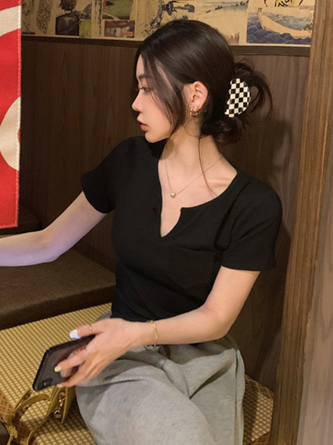 Trendy Designer Short-Sleeve T-Shirt for Women, Summer 2025 New Style, Unique Slim-Fit V-Neck Crop Top