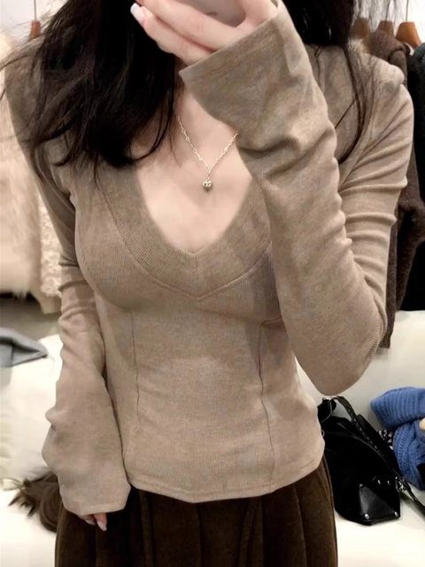Super Stylish Slim-Fit Base Layer Top for Women, Autumn and Winter, High-End Feel, Tight-Fitting, Very Flattering, Slimming V-Neck Knit Top
