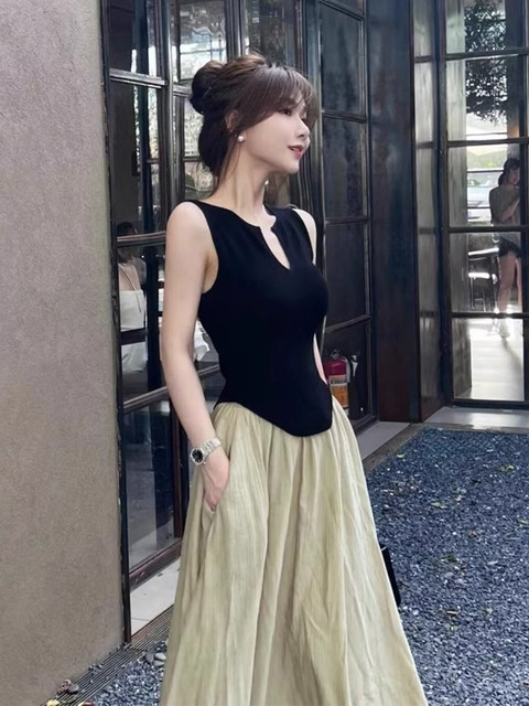 Black Small V-Neck Knitwear Vest for Women Summer 2025 New Design Slim Pleated Chic Sleeveless Top