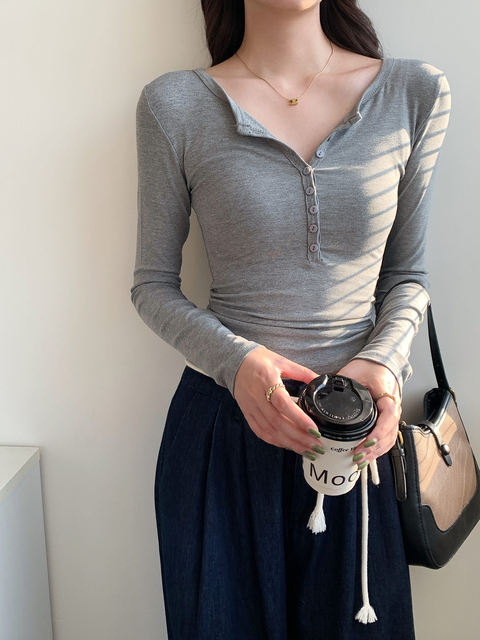 Tight-Fitting, Slimming Base Shirt in a Hot Girl Style, Autumn and Winter American Retro Style, Unique Shoulder Design, Slim Fit, Long-Sleeved Top for Layering