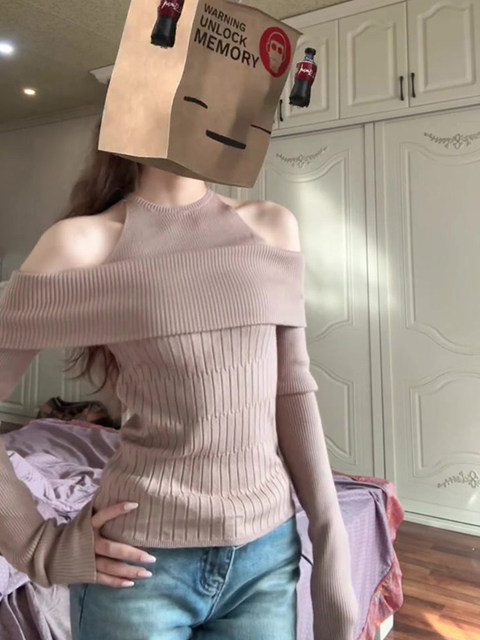 Fake Two-Piece Off-Shoulder Long-Sleeve Knit Sweater for Women, Super Stylish and Gentle Style, Slim Fit, Khaki Color, Autumn and Winter