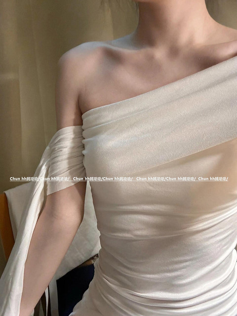 One-Shoulder Tube Top with Straps, Women's Summer and Autumn New Design, Stylish and Comfortable, Slim-Fitting, Pure and Alluring Style, Off-Shoulder Top