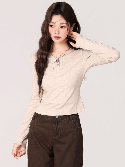 Stylish and Unique Long-Sleeve T-Shirt for Women, Suitable as a Base Layer in Autumn and Winter, Oatmeal Color, Regular Shoulder Fit, Versatile, Slim-Fit Top