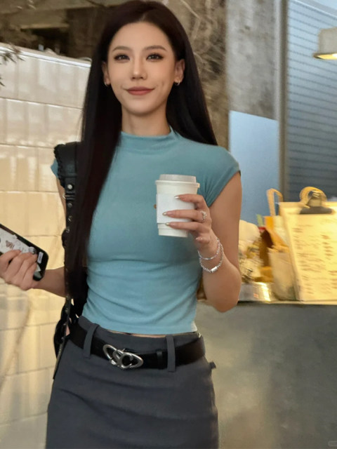 Casual Half-High Collar, Straight Shoulder, Short-Sleeved T-Shirt for Women, Summer Hot Girl Style, Figure-Flattering Design, Niche Slim-Fitting Top