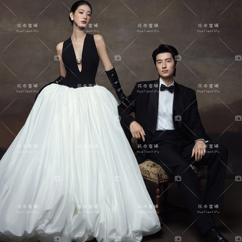 New Studio Photography Theme Clothing, French Retro Oil Painting Black and White V-Neck Indoor Simple Satin Wedding Dress