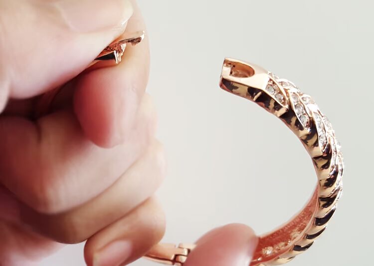 Vòng đeo tay vàng châu Âu và Mỹ phổ biến của phụ nữ với vòng tay mạ vàng hồng 18K vòng tay gỗ trầm hương