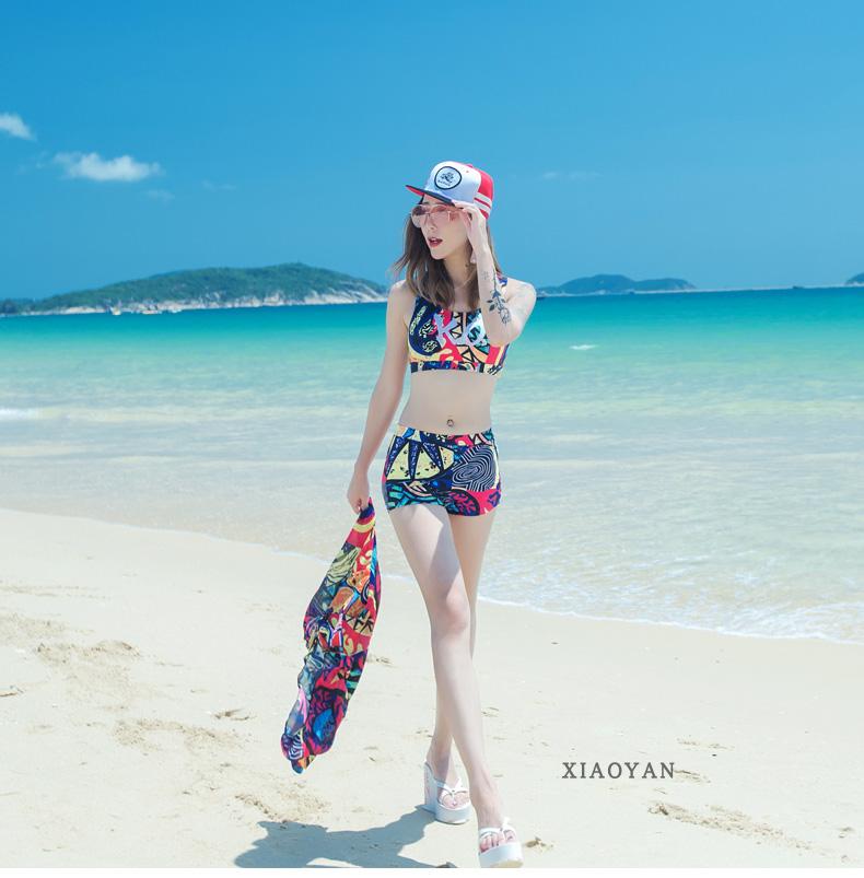 Cặp đôi đồ bơi nữ Bộ bikini ba mảnh ngực nhỏ tụ tập bên bờ biển kỳ nghỉ bãi biển Cặp đôi phù hợp với quần đi biển nam đồ đôi trắng đi biển	