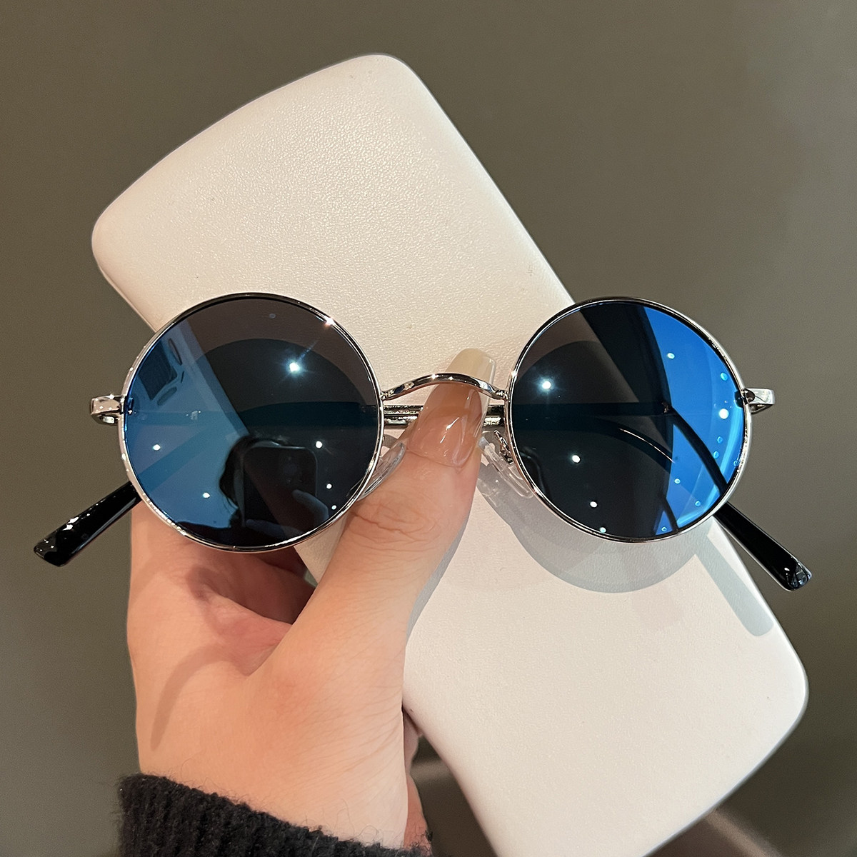 レトロな丸型メタルフレームサングラス、ユニセックス、スタイリッシュ、丸型フレームのプリンススタイル、トレンディな新郎付添人用メガネ