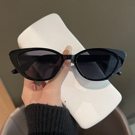 European and American retro triangle cat eye small face sunglasses for women, high-end ins small frame sun protection concave shape photo sunglasses