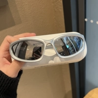 Серебряная рама отражает серебро