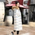 Thời trang mặc ngoài mùa thời trang Hàn Quốc màu bạc sáng bóng xuống áo khoác nữ đến mắt cá chân dài áo khoác rộng cổ áo lông thú phong cách nóng bỏng - Xuống áo khoác Xuống áo khoác