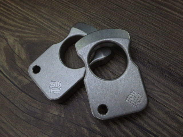 Titanium Alloy Knuckles Outdoor Camping Broken Window Portable Anti-Wolf Dog Fighting EDC Ring Toy