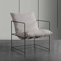 Светло-серый прочный стальной стержень, выдерживающий большую нагрузку