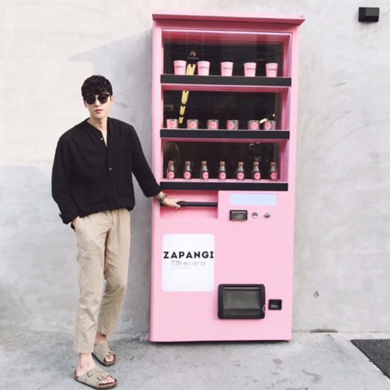 Retro personality creative imitation coin machine beverage machine leisure bar coffee shop decoration container iron door net red door