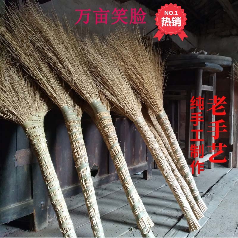 The iron swept the broom household sweeping the poor household old craftsmanship and sweeping the water sanitation broom swept up the outdoor yard