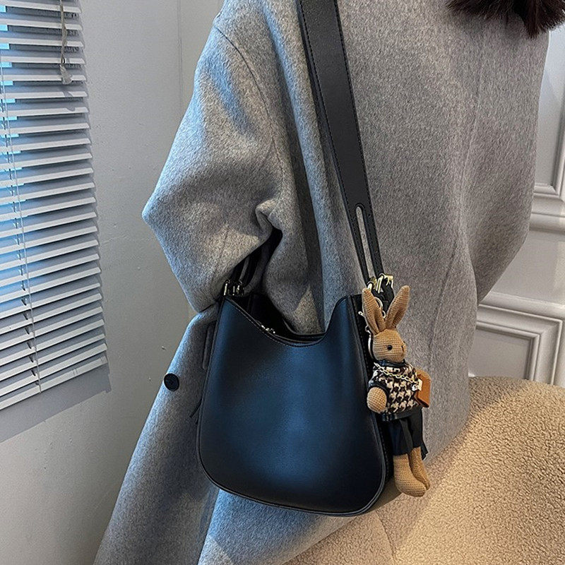 Tide Cards Bag woman 2022 New fashion trendy texture Single shoulder inclined satchel 100 hitch casual pure armpit bag