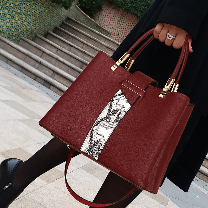 Tide Card Packs Women 2022 New Korean Version Large Capacity Red Single Shoulder Diagonal Satchel 100 Hitch Lady Carry-on Bag