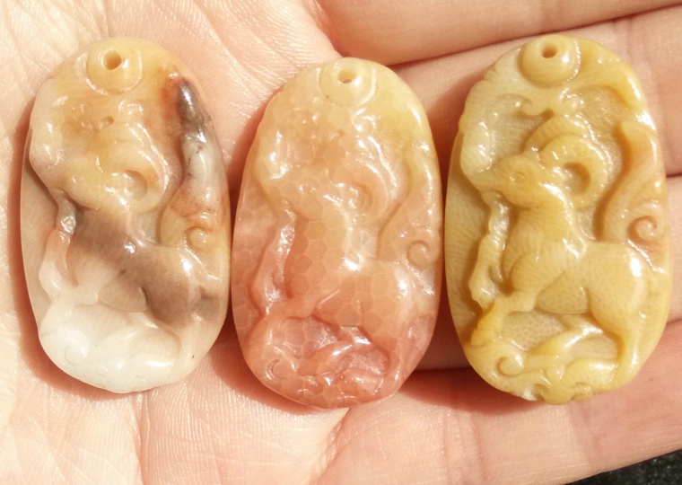 Ning Qiang Coral Jade Fossilized Zodiac Sheep Zodiac Pendant White Hand Small Star Dot Grain Snowflake Necklace Pendant